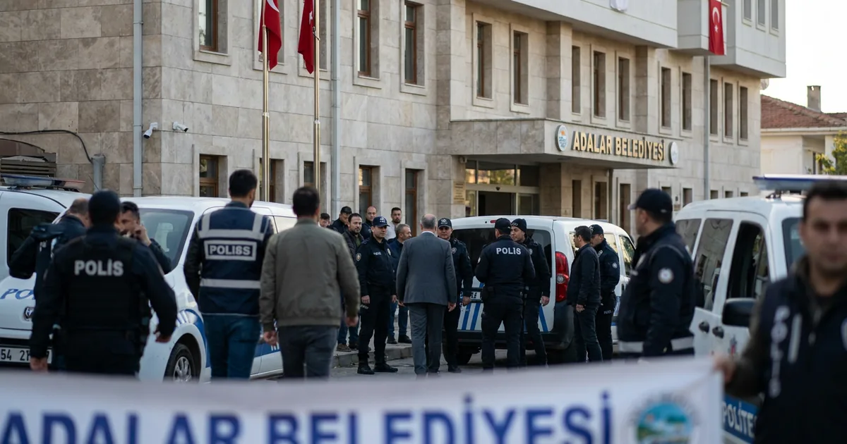 Adalar Belediyesi’nde şafak operasyonu: 41 kişi gözaltında