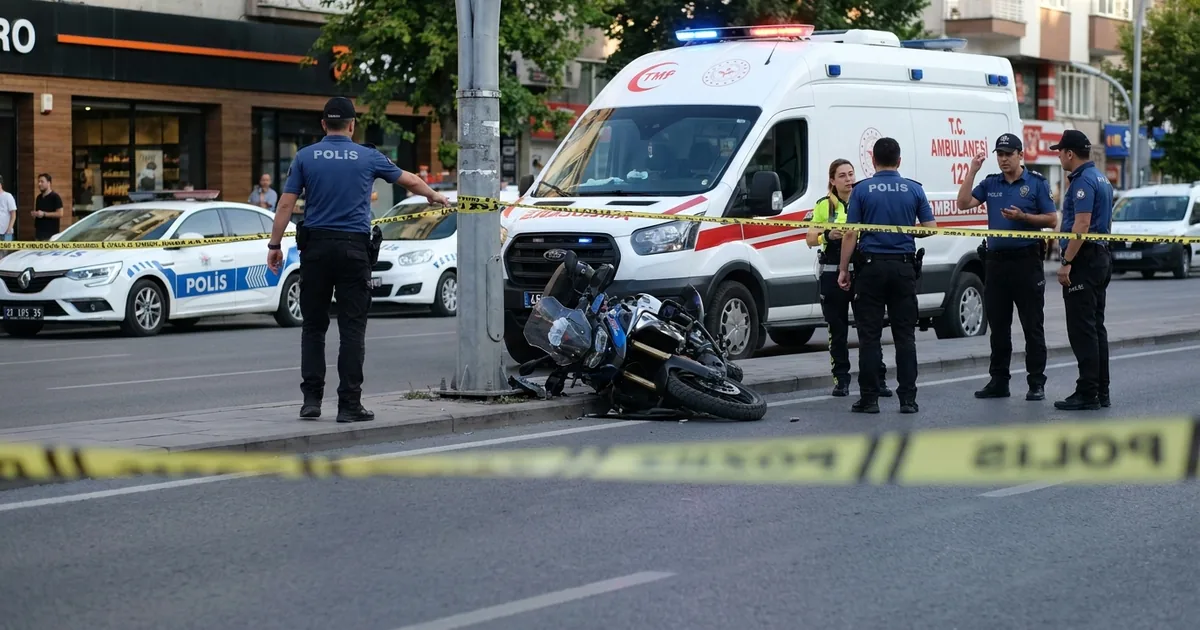 Kayseri'de polis motosikleti aydınlatma direğine vurdu - Son Bir Dakika
