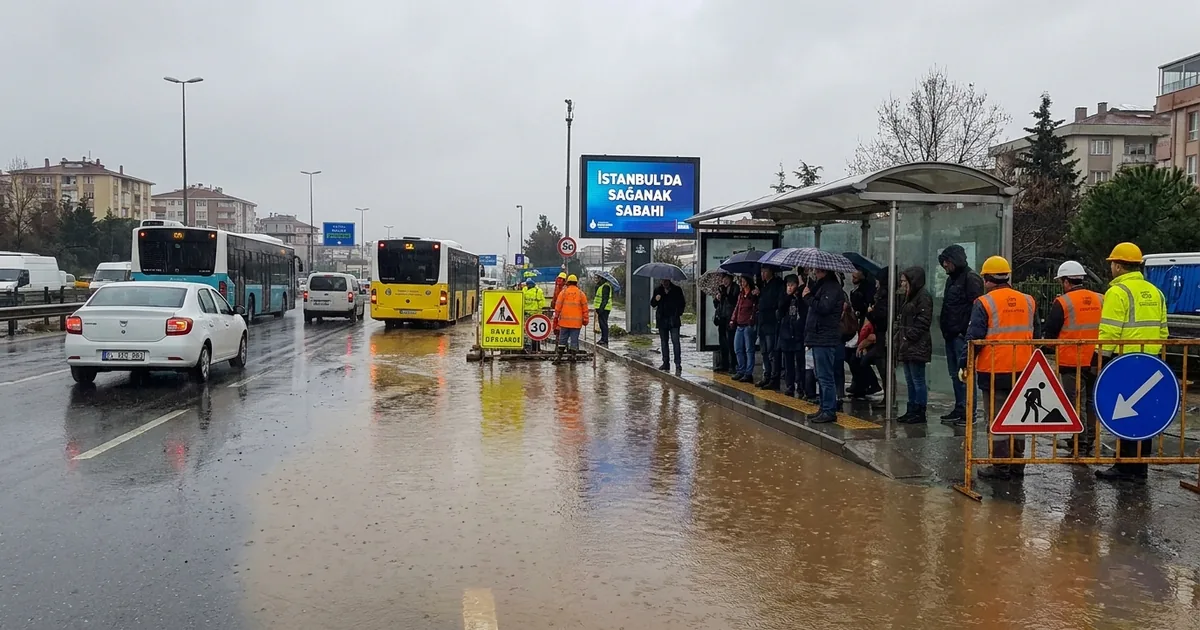 İstanbul’da sağanak sabahı: Maltepe D-100’de su birikintileri oluştu - Son Bir Dakika