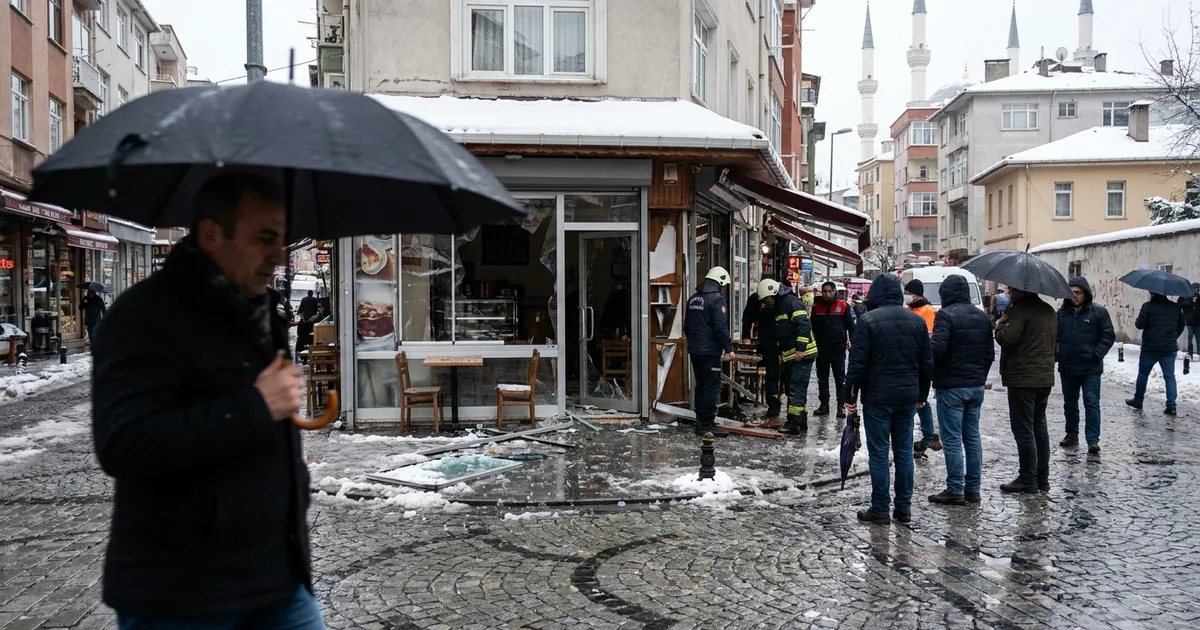 Kafede mutfak tüpü patladı: İş yeri hasar gördü, can kaybı yok