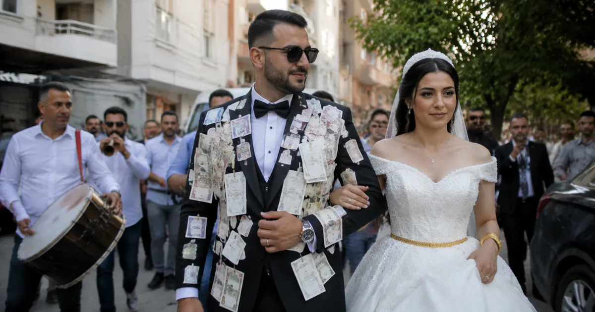 Denizli'de Düğün Bütçesi Yüksek Mi? Damat Reklamla Çözüm Aradı