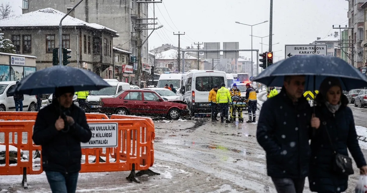 Bursa'da otomobil iki araca çarptı: 1'i ağır 5 yaralı