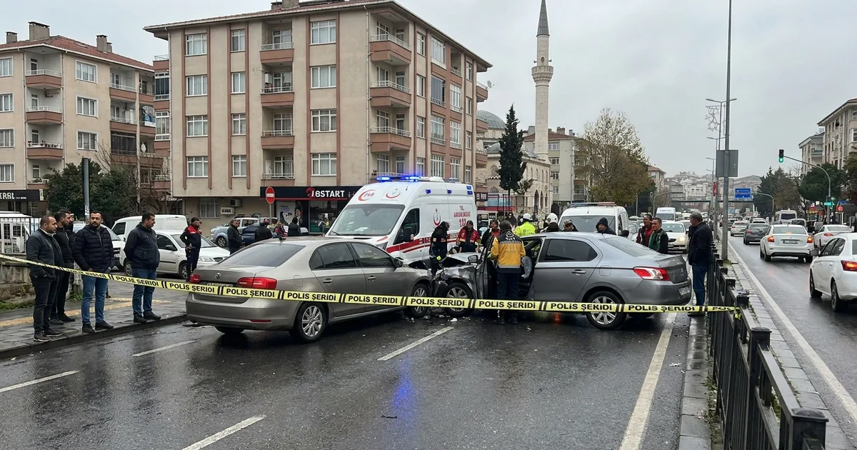 Şanlıurfa'da trafik kazası: İki araç kafa kafaya çarpıştı