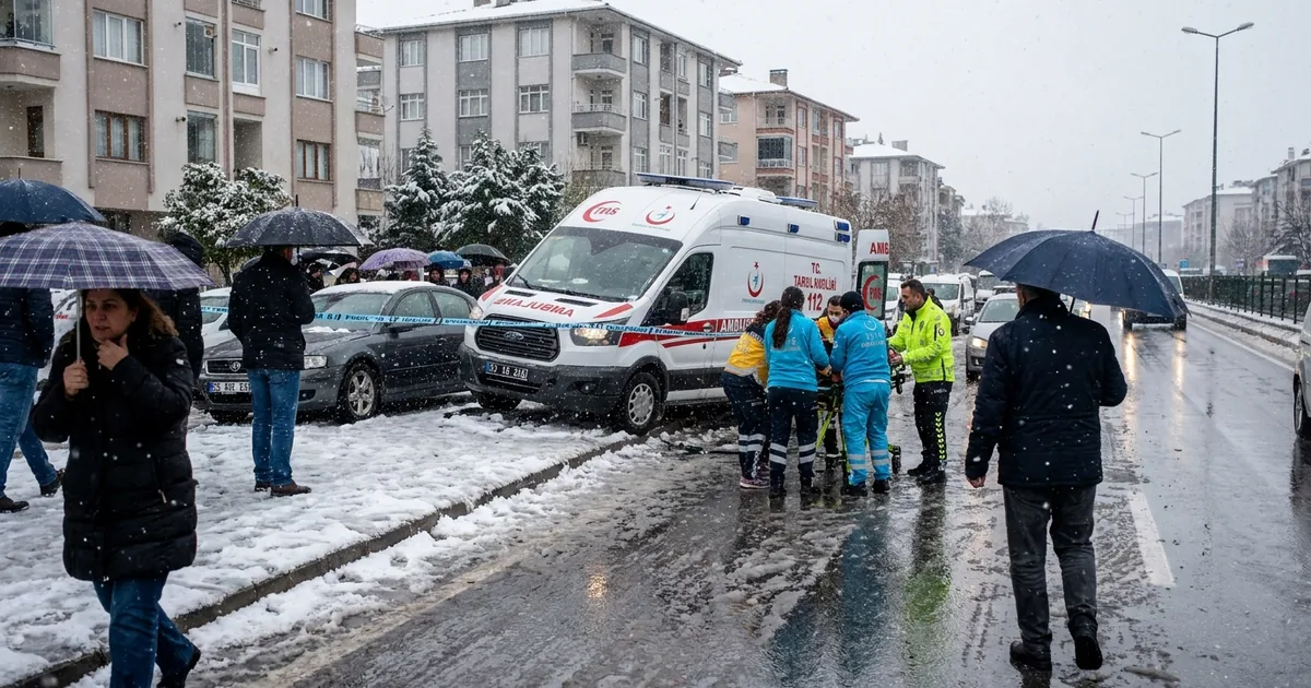 Kartal'da korkutan kaza: Ambulans kaldırıma çıktı, 3 yaralı var
