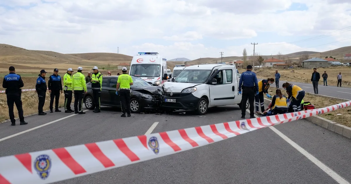Sivas'ta otomobil hafif ticari araca çarptı: 6 yaralı - Son Bir Dakika
