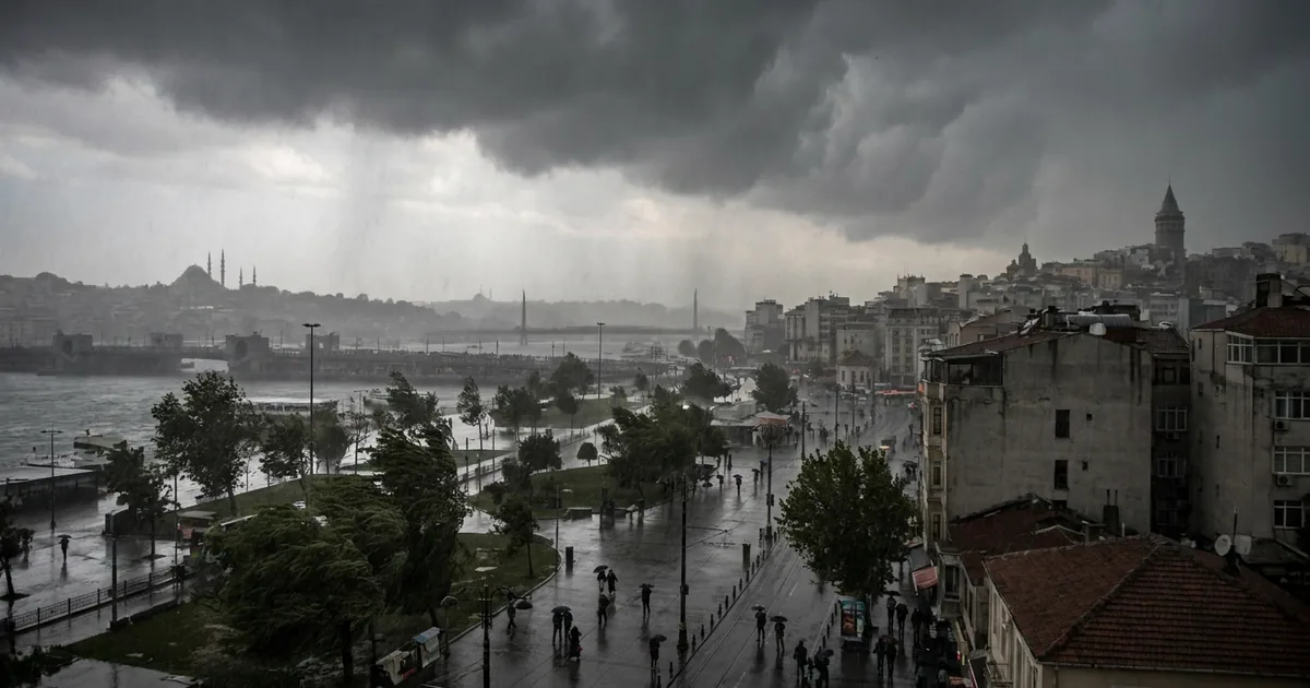 İstanbul'da sağanak ve fırtına alarmı: Saat 09.00'a dikkat - Son Bir Dakika