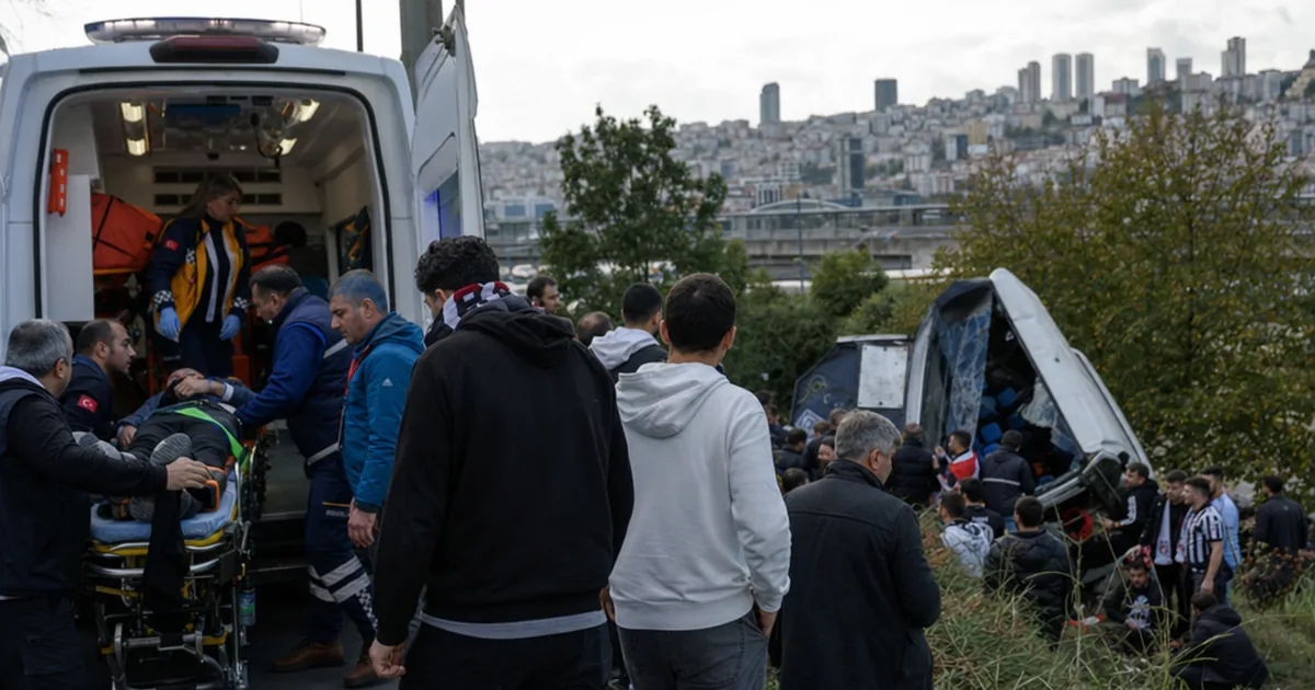 Sivas'ta Taraftar Faciası: Midibüs Şarampole Yuvarlandı!