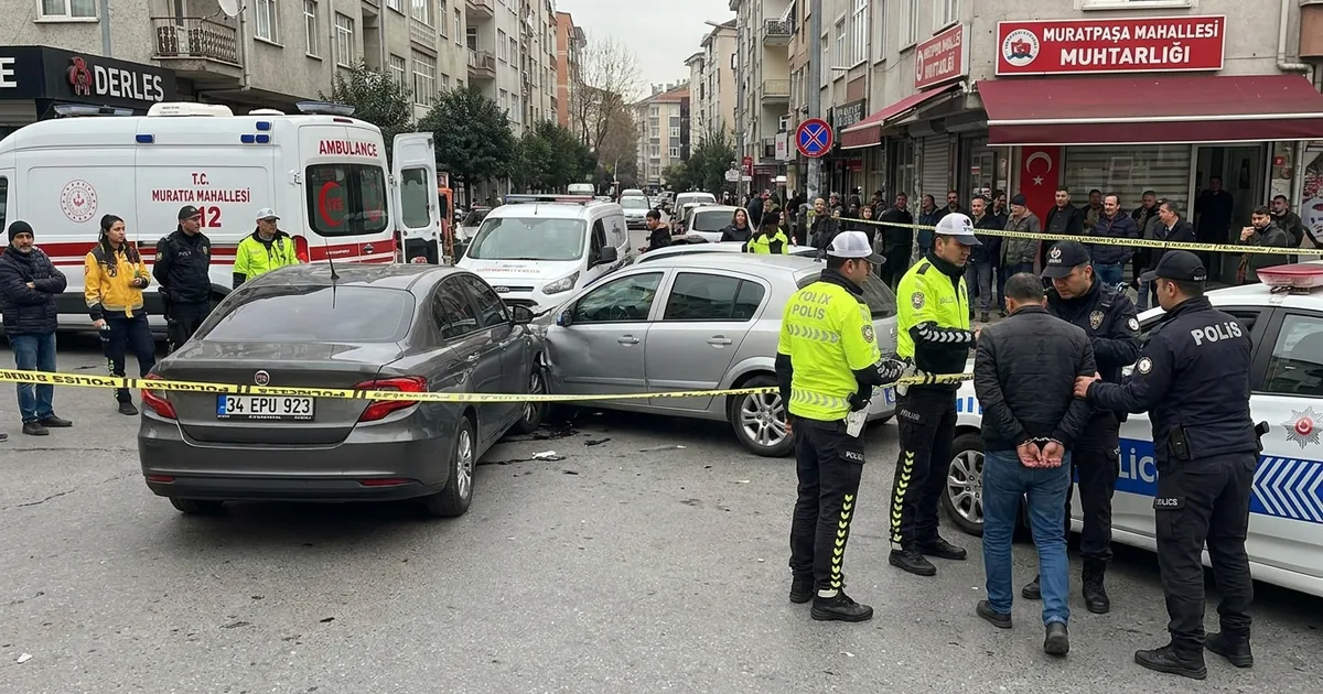 Bayrampaşa'da polisten kaçan araç kaza yaptı: 1 gözaltı