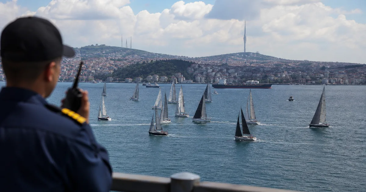 Yat yarışları İstanbul Boğazı'nı gemi geçişine kapattı