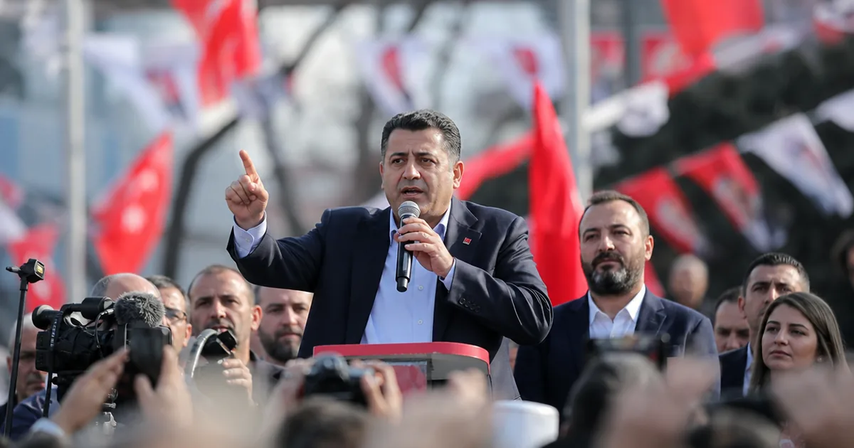 İzmir'de Miting: CHP Lideri Özel'den Kılıçdaroğlu'na Sert Eleştiriler