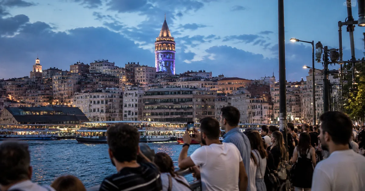 İstanbul'un simgesi Galata, kültürel miras için aydınlandı