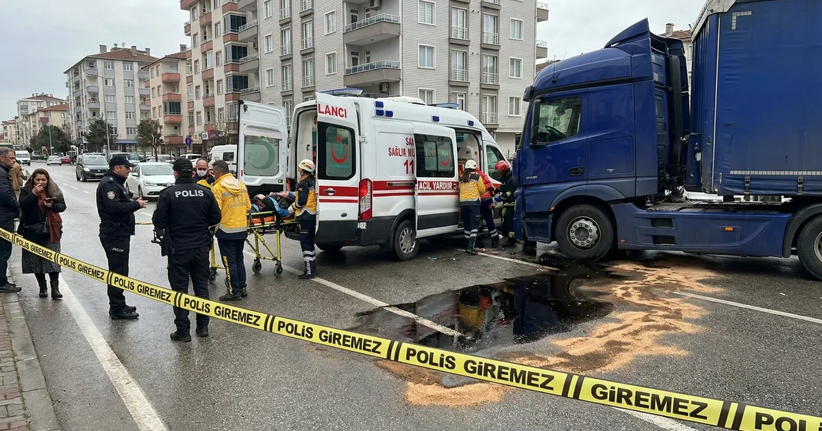 Tırın yakıtı yola sızdı: İlkadım ilçesinde trafik kazası - Son Bir Dakika