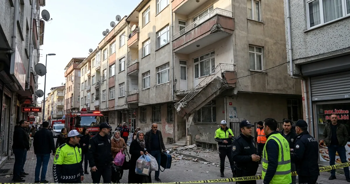 Güngören'de bina sakinleri tahliye edildi: Balkon çöktü