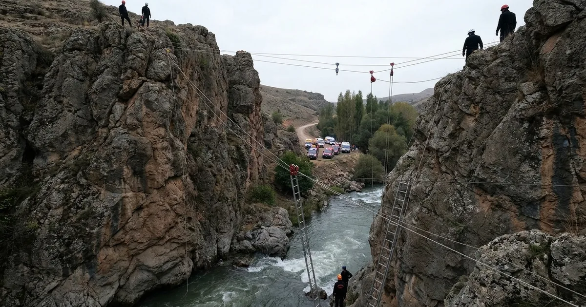 Isparta'da kanyonda mahsur kalan 10 kişi sağ salim çıkarıldı - Son Bir Dakika