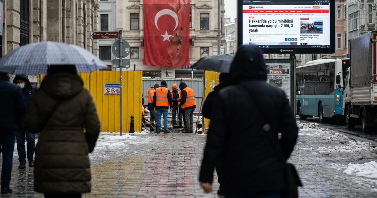 Hakkari’de yolcu minibüsü kamyonla çarpıştı: 2 ölü, 3 yaralı