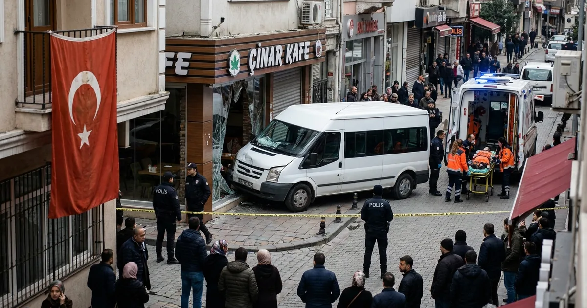 Kafedeki müşterilere dehşet anları: Minibüs içeri girdi - Son Bir Dakika