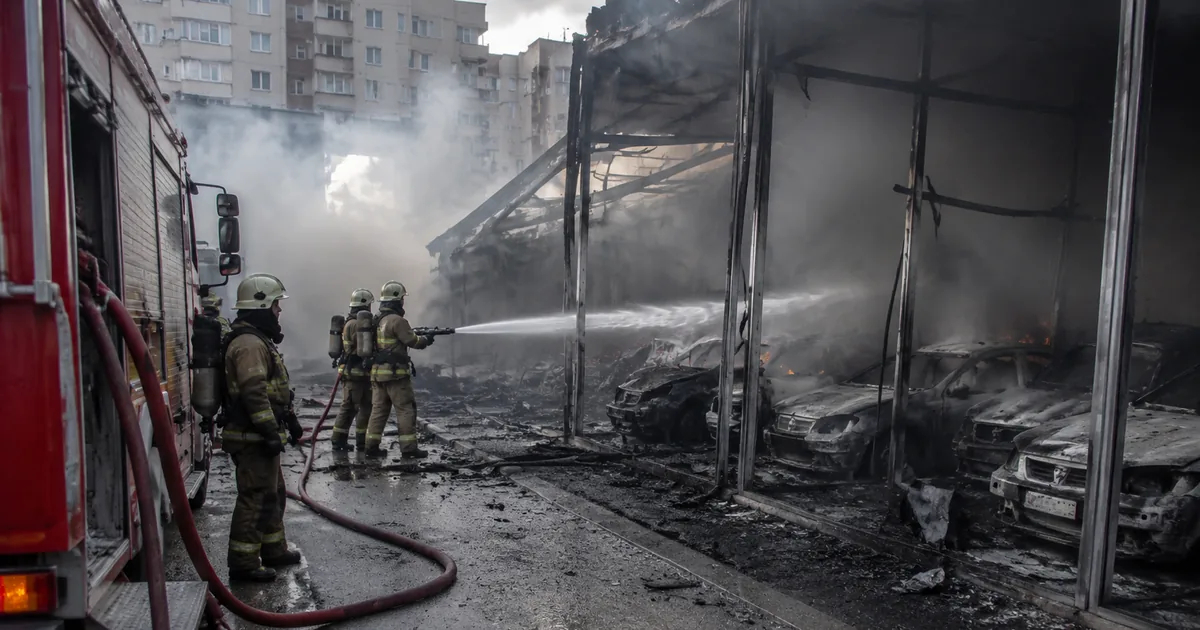 Kadıköy Sahrayıcedit'te Yangın: Oto Galerisi ve Çevresi Zarar Gördü