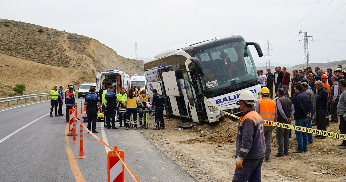 Kırkağaç'ta yolcu otobüsü yoldan çıktı: 18 kişi yaralandı