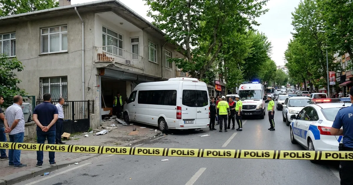Kontrolden çıkan servis minibüsü 2 katlı binaya uçtu: 1 ölü