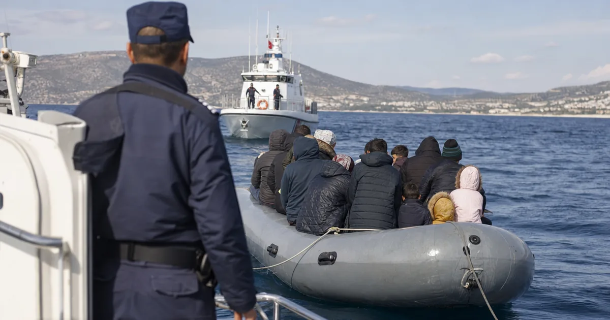 İzmir Sahilinde 50 Düzensiz Göçmen Yakalandı: Çocuklar da Var