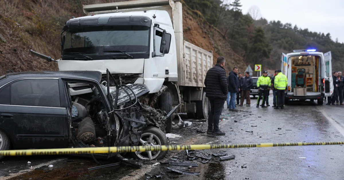 Gümüşhane Kürtün'de Kamyon ve Otomobil Çarpıştı: 3 Yaralı