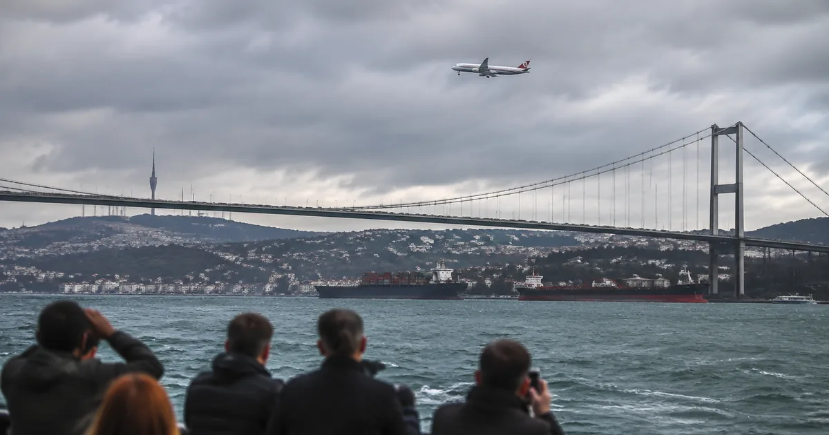 İstanbul Boğazı'ndan geçen gemi sayısı azaldı, hava trafiği arttı - Son Bir Dakika