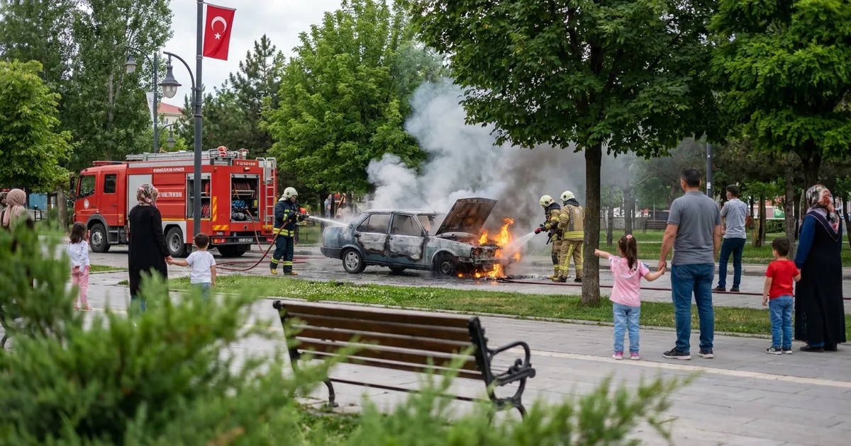 Palandöken'de korkutan olay: Park halindeki araç yandı - Son Bir Dakika