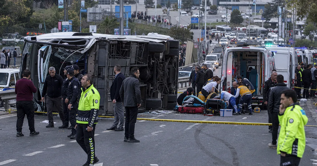 Çanakkale'de tur otobüsü devrildi: Çok sayıda yaralı var