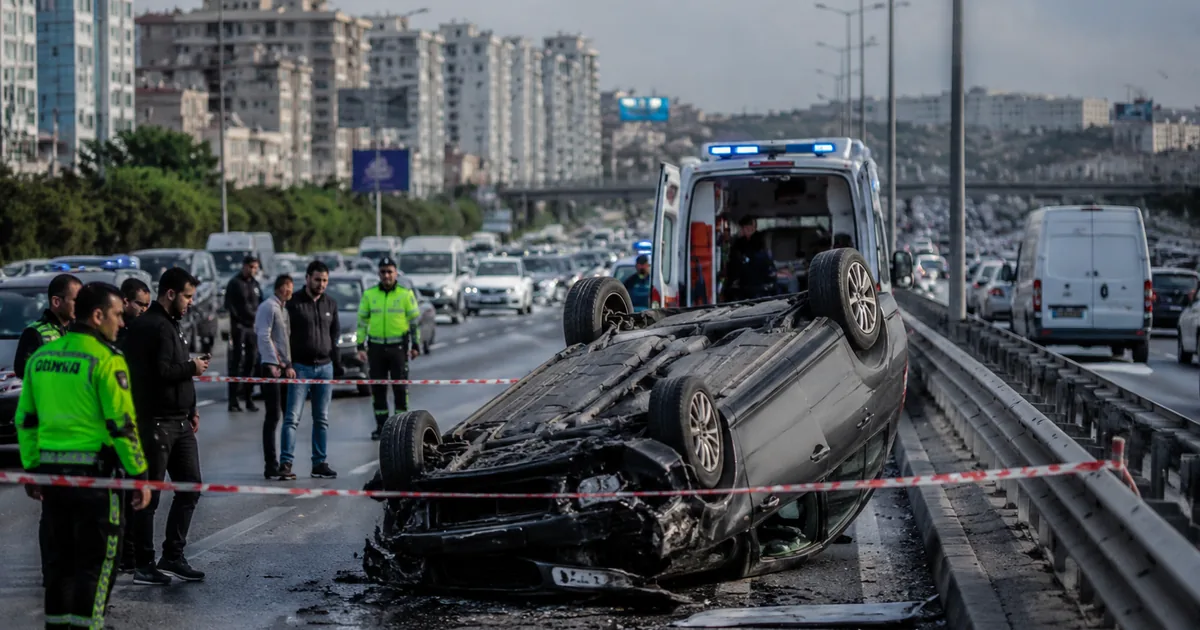 D-100 Karayolu Küçükçekmece'de kaza! Otomobil takla attı - Son Bir Dakika