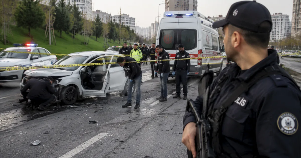 Polisten kaçarken kaza yaptılar: Küçükçekmece'de 1 polis yaralandı - Son Bir Dakika