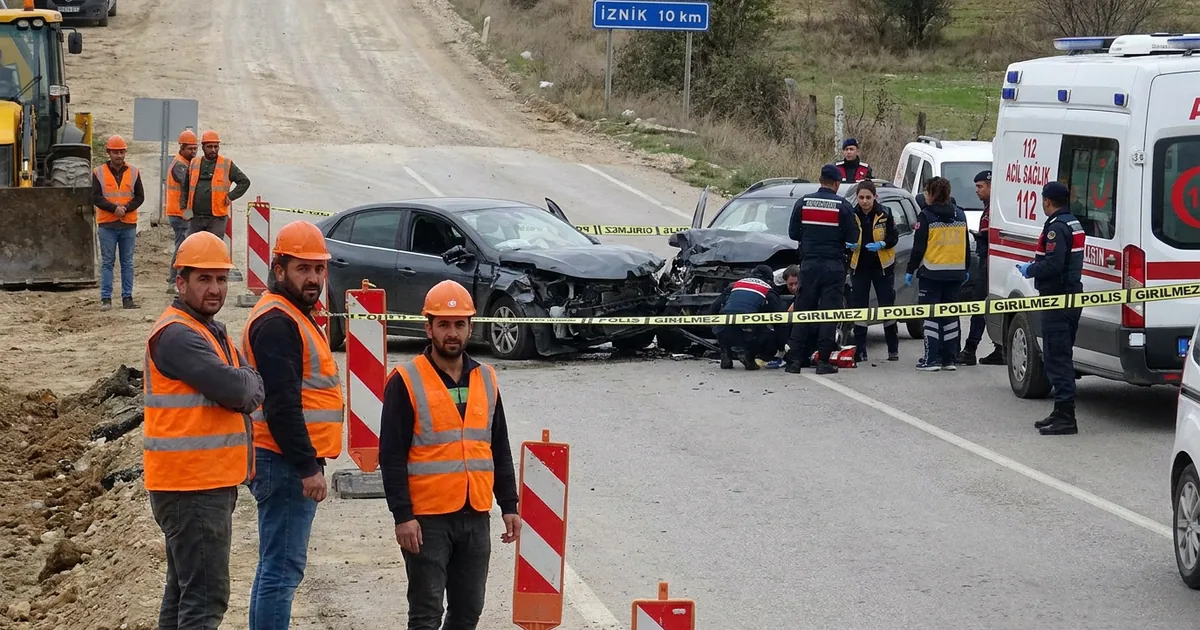 İznik-Adapazarı yolunda can pazarı: 2 kişi yaşamını yitirdi