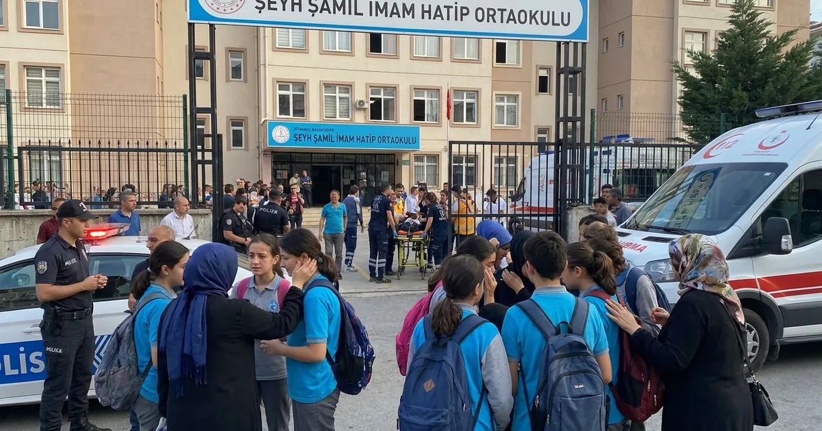 Başakşehir'deki ortaokulda bıçaklı saldırı: 8 öğrenci yaralı - Son Bir Dakika