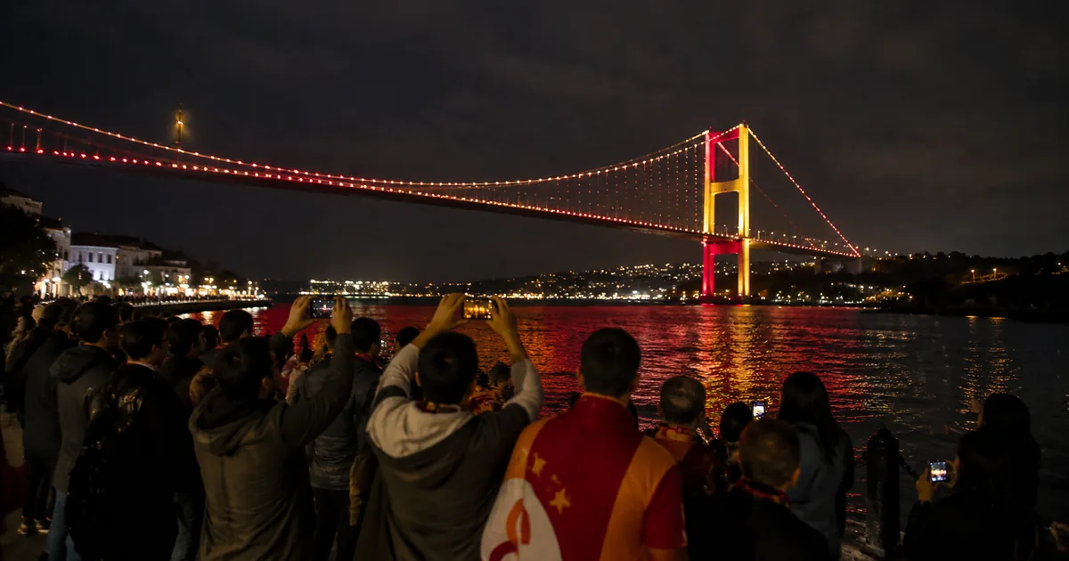 15 Temmuz Şehitler Köprüsü Galatasaray'ın Renkleriyle Aydınlandı