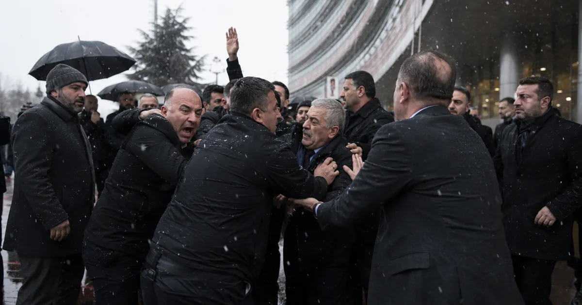 CHP Genel Merkezi'nde Kavga: Mahkeme Kararı mı Etkili Oldu? - Son Bir Dakika