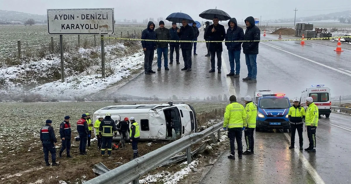 Aydın'da bariyerlere çarpan minibüs sürücüsü hayatını kaybetti - Son Bir Dakika