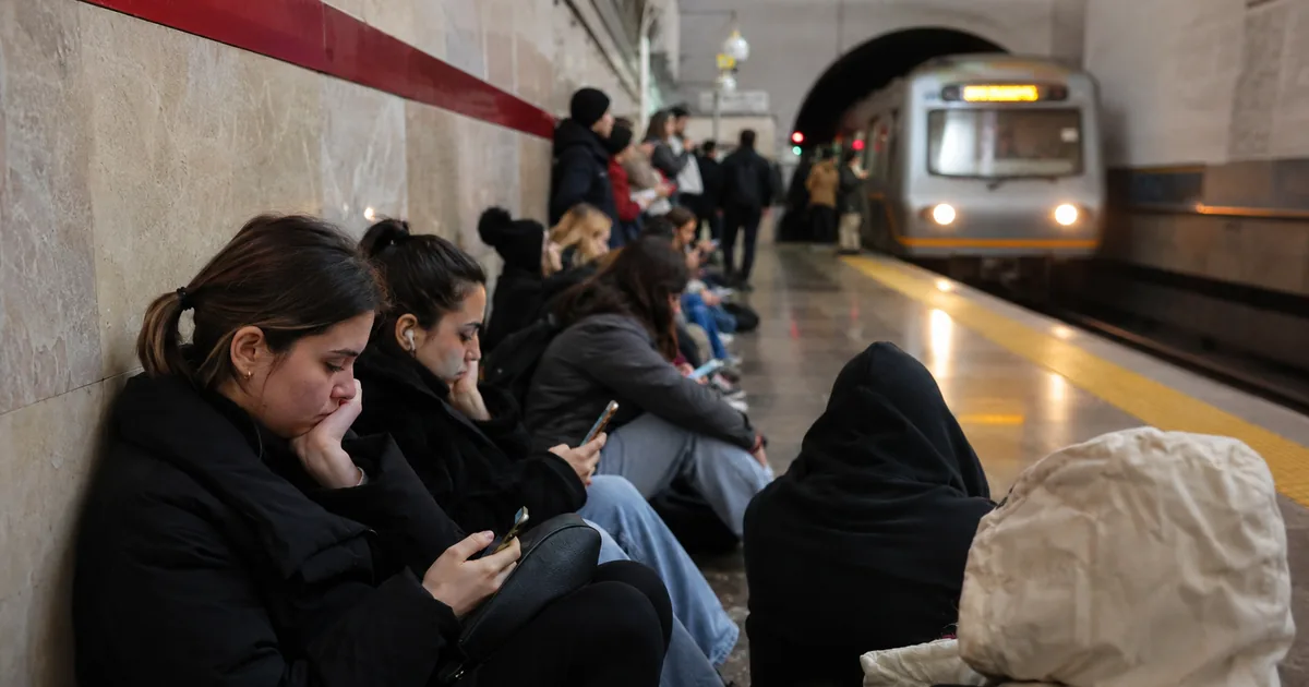Rusya'dan Kiev'e Füze ve İHA Saldırısı: Halk Metrolara Sığındı