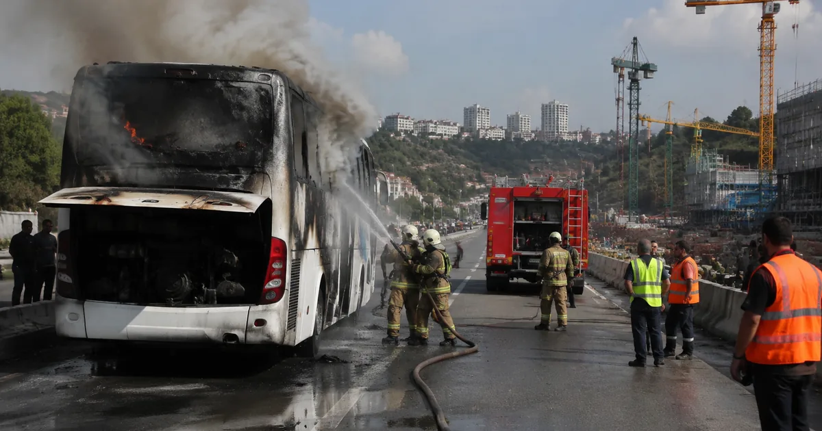 TEM Tuzla'da Tur Otobüsü Yangını: 43 Yolcu Tahliye Edildi - Son Bir Dakika
