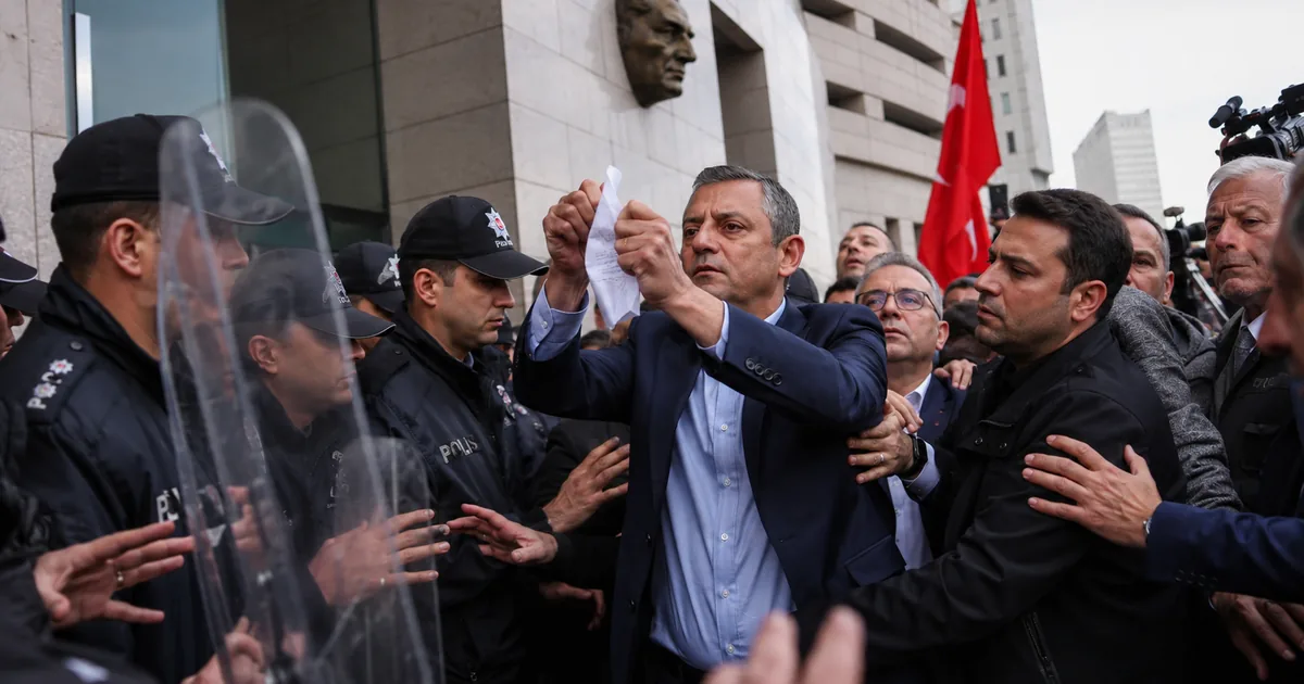 CHP Karıştı: Özgür Özel Tebligatı Yırttı, Meclis'e Yürüdü