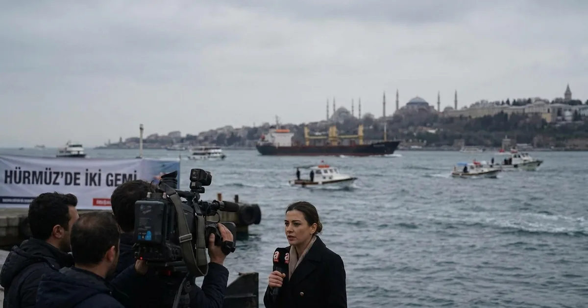 Hürmüz'de iki gemi sistemlerini kapatarak rotadan çıktı