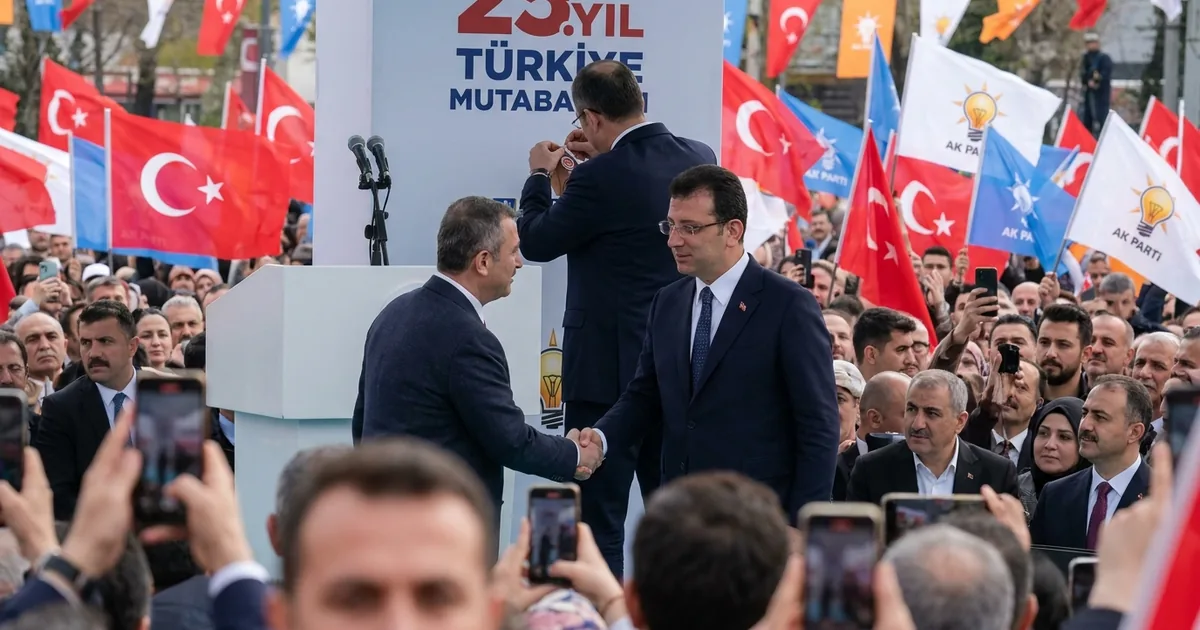 AK Parti 25. yılında muhalefetten isimlere rozet takıldı