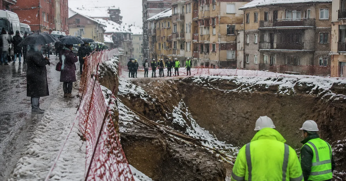 Hakkari'de İnşaat Temeli Kaydı, 6 Bina Tahliye Edildi