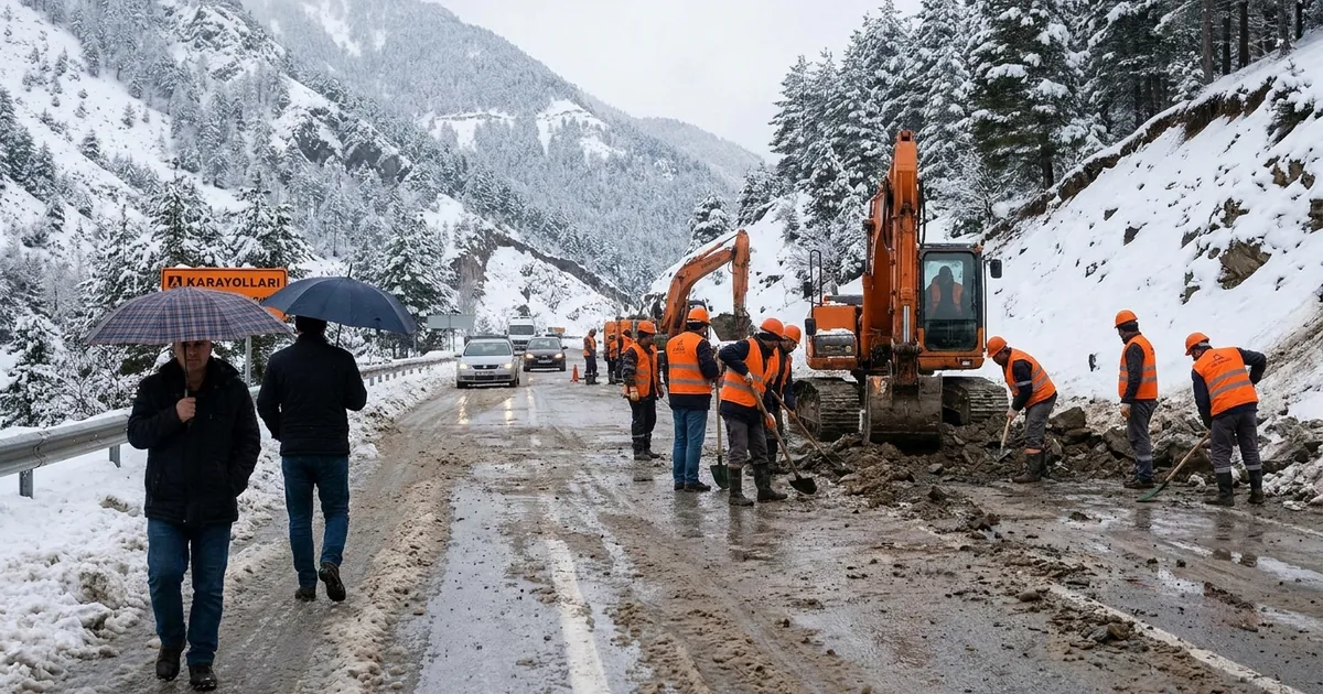 Karayolları ekipleri heyelanı temizledi: Yol yeniden açık