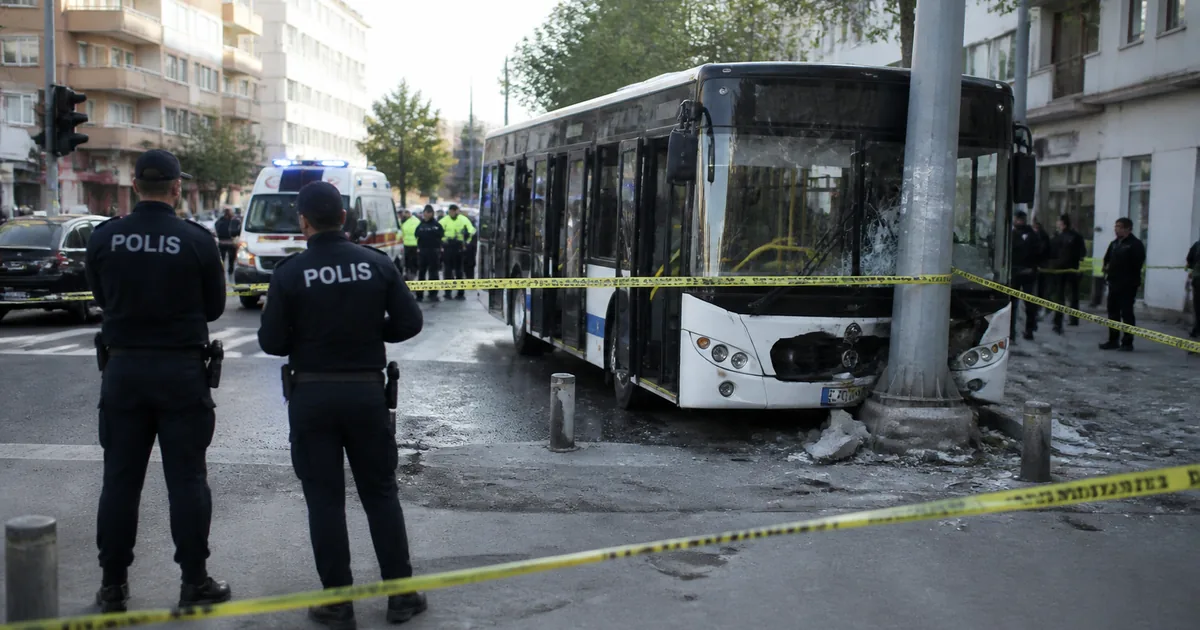 Kayseri: Alkollü Sürücü Halk Otobüsü Çalıp Direğe Çarptı
