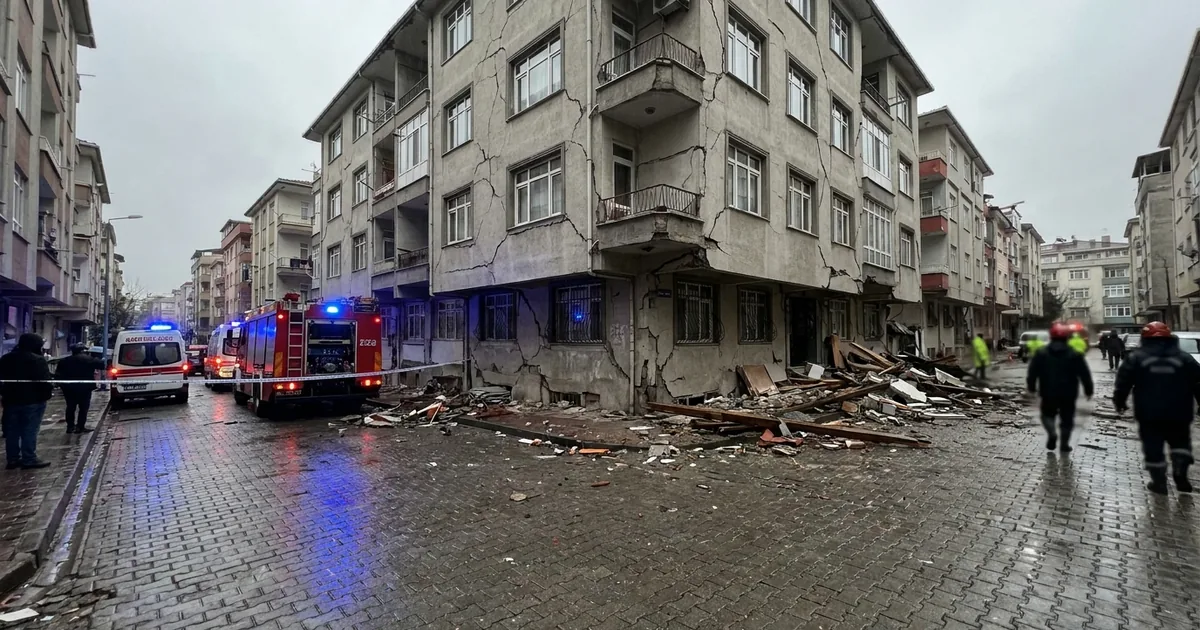Cevizli Mahallesi'ndeki göçükte 2 ölü, 8 kişi kurtarıldı - Son Bir Dakika