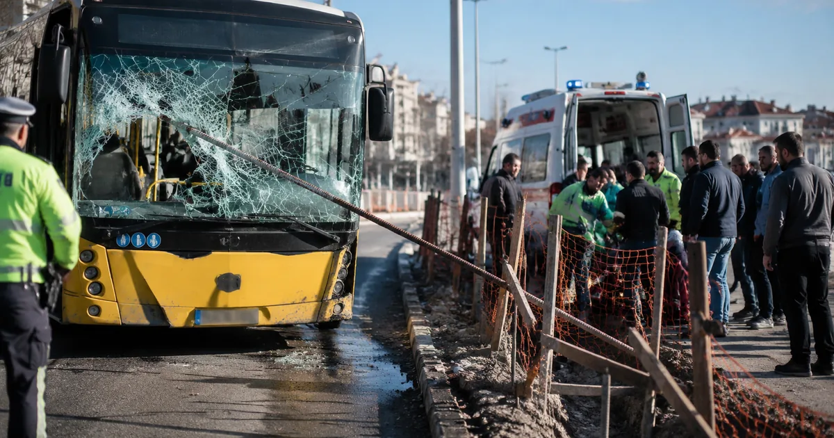 İETT otobüsü kazası Fatih'te: İnşaat demiri bir yolcuyu yaraladı