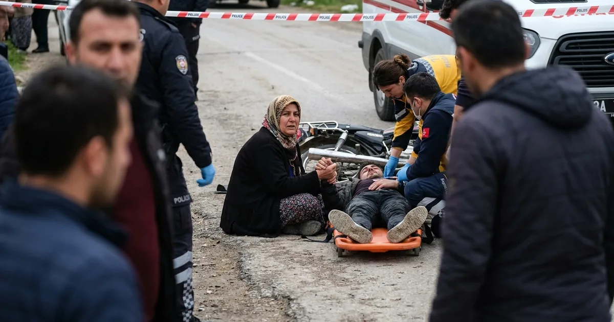 Bursa İnegöl'de motosiklet kazası: Anne oğlunun elini bırakmadı