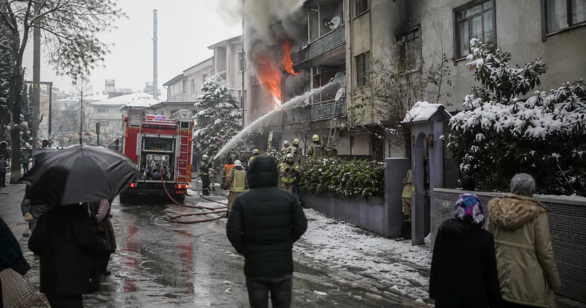 Eyüpsultan'da 3 Katlı Binada Korkutan Yangın: Yaralılar Var