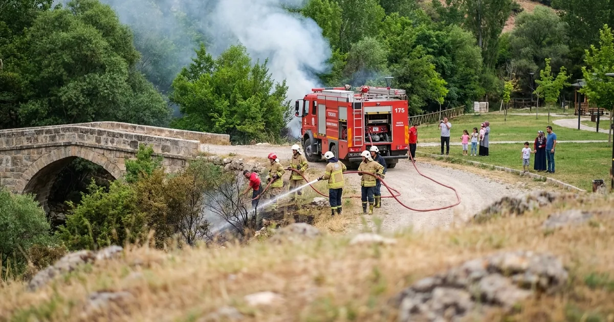 Munzur Vadisi Venk köprüsü mevkisinde alevler söndürüldü