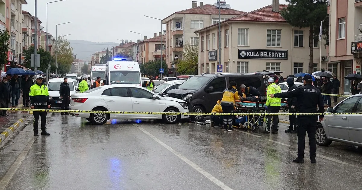 Manisa Kula’da 3 araçlık zincirleme kaza: 2 ölü, 4 yaralı
