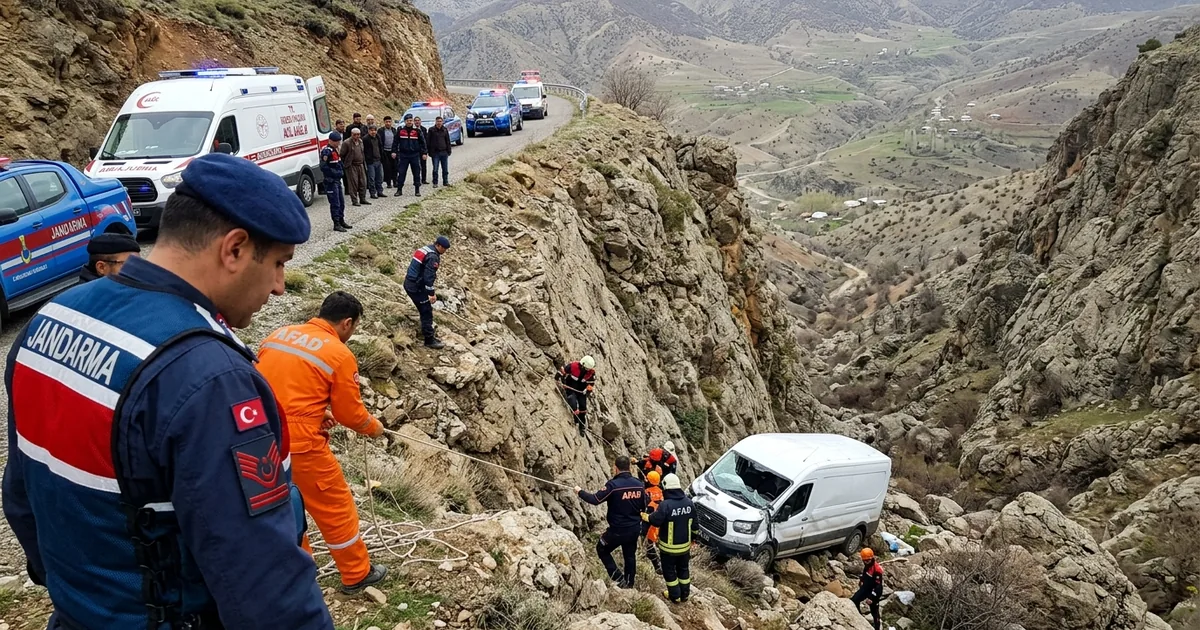 Bingöl'de ticari araç 600 metre uçuruma yuvarlandı: 4 ölü